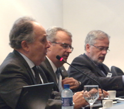 O senador Cristovam Buarque, ao lado do reitora da UnB, Ivan Camargo, e o presidente do Confies, Fernando Peregrino.