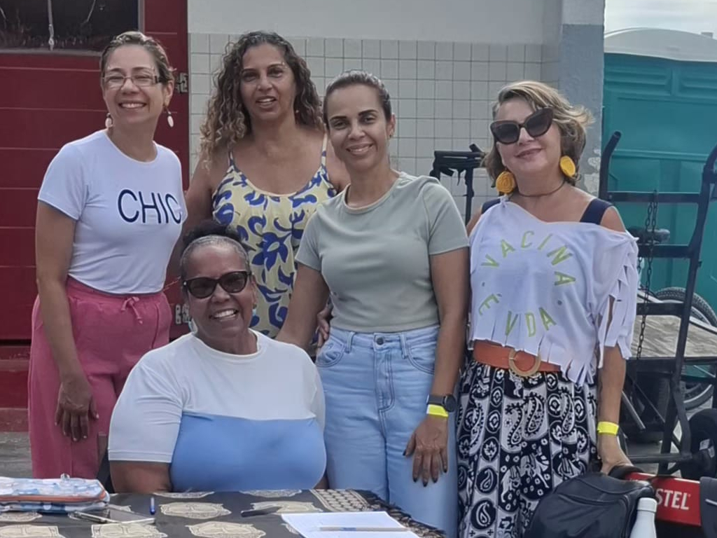 Juliana Freitas, assistente social da Fiotec, ao lado das profissionais responsáveis pelo serviço de auriculoterapia e aromaterapia